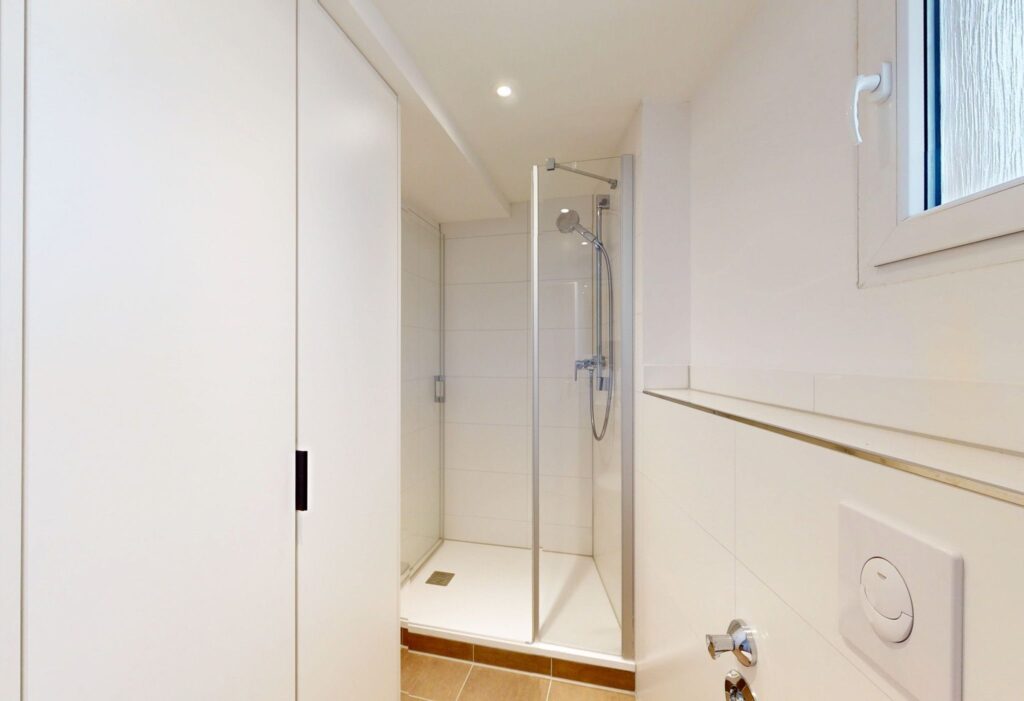 Badezimmer_mit_Dusche_und_WC_03.jpg