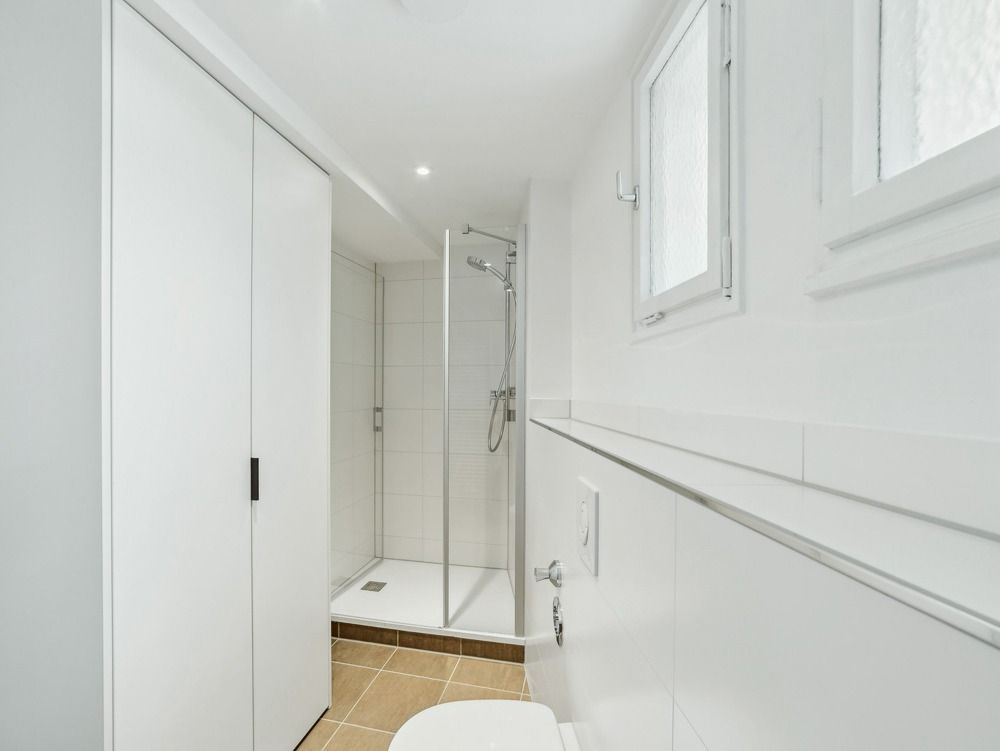 Badezimmer_mit_Dusche_und_WC_02.jpg