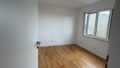 Helles Zimmer mit Holzboden