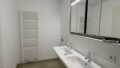 Modernes Badezimmer mit Spiegel
